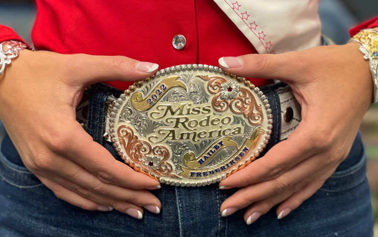 Cerrar foto de la hebilla del cinturón de Miss Rodeo América.